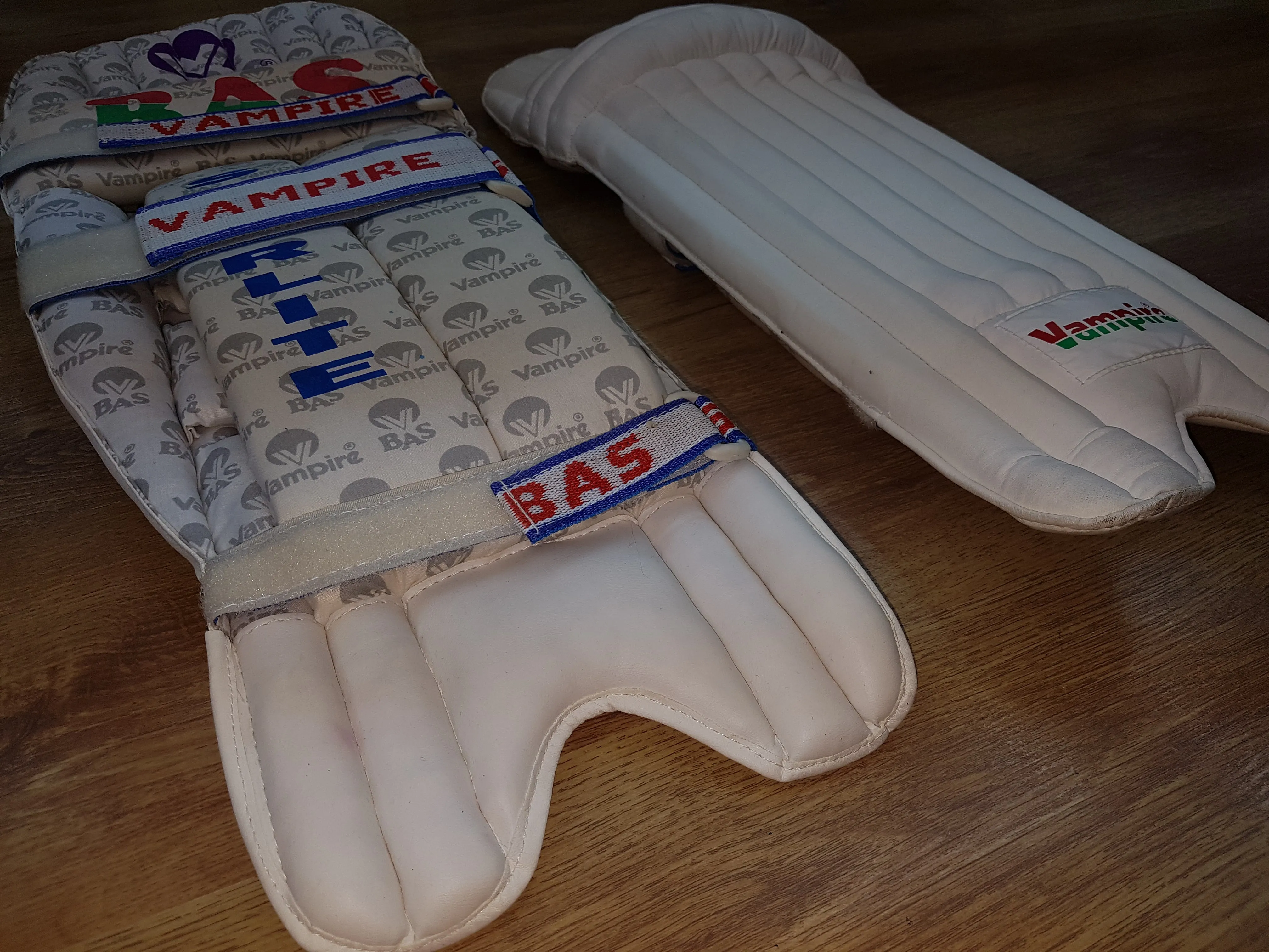 Cricket SUPERLITE Leg Guards - PU -